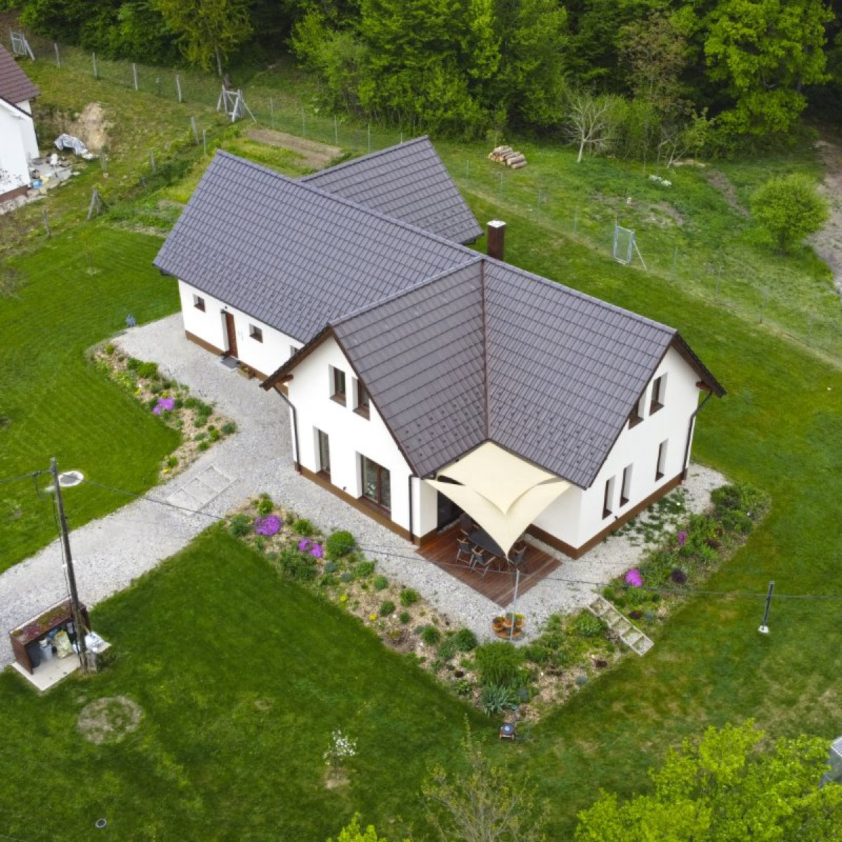 Sötétbarna engóbozott