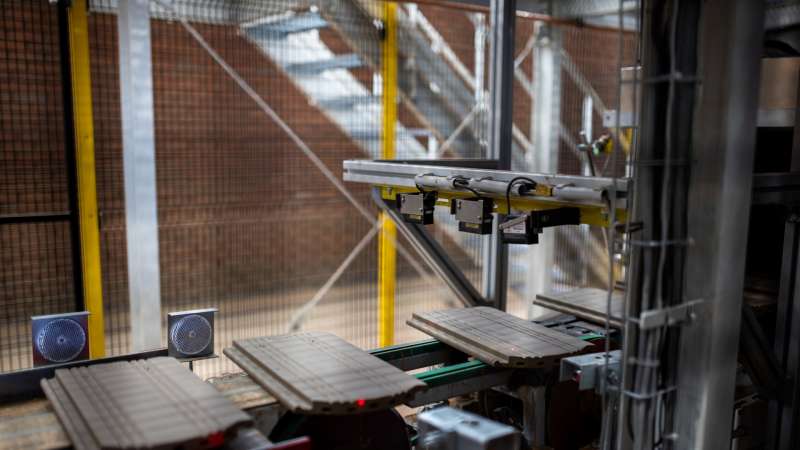 Robotokat, 3D-s kamerákat és lézert is bevetnek a Tondach kerámia cserepek gyártásához Csornán